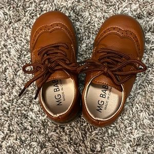 Toddler boy/girl dress shoes, size 6. Leather, lace up.